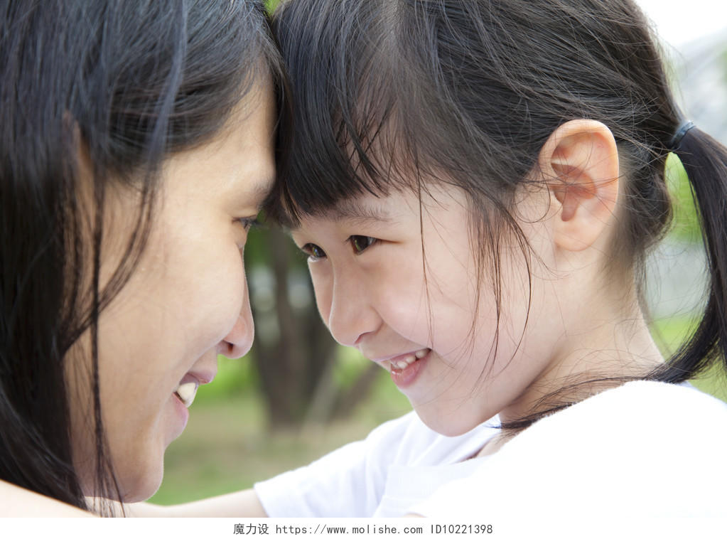 小女孩和妈妈微笑碰头抵着头注视对视母亲节